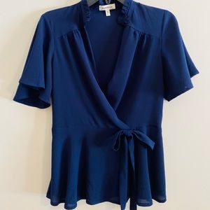 Size M Navy Top